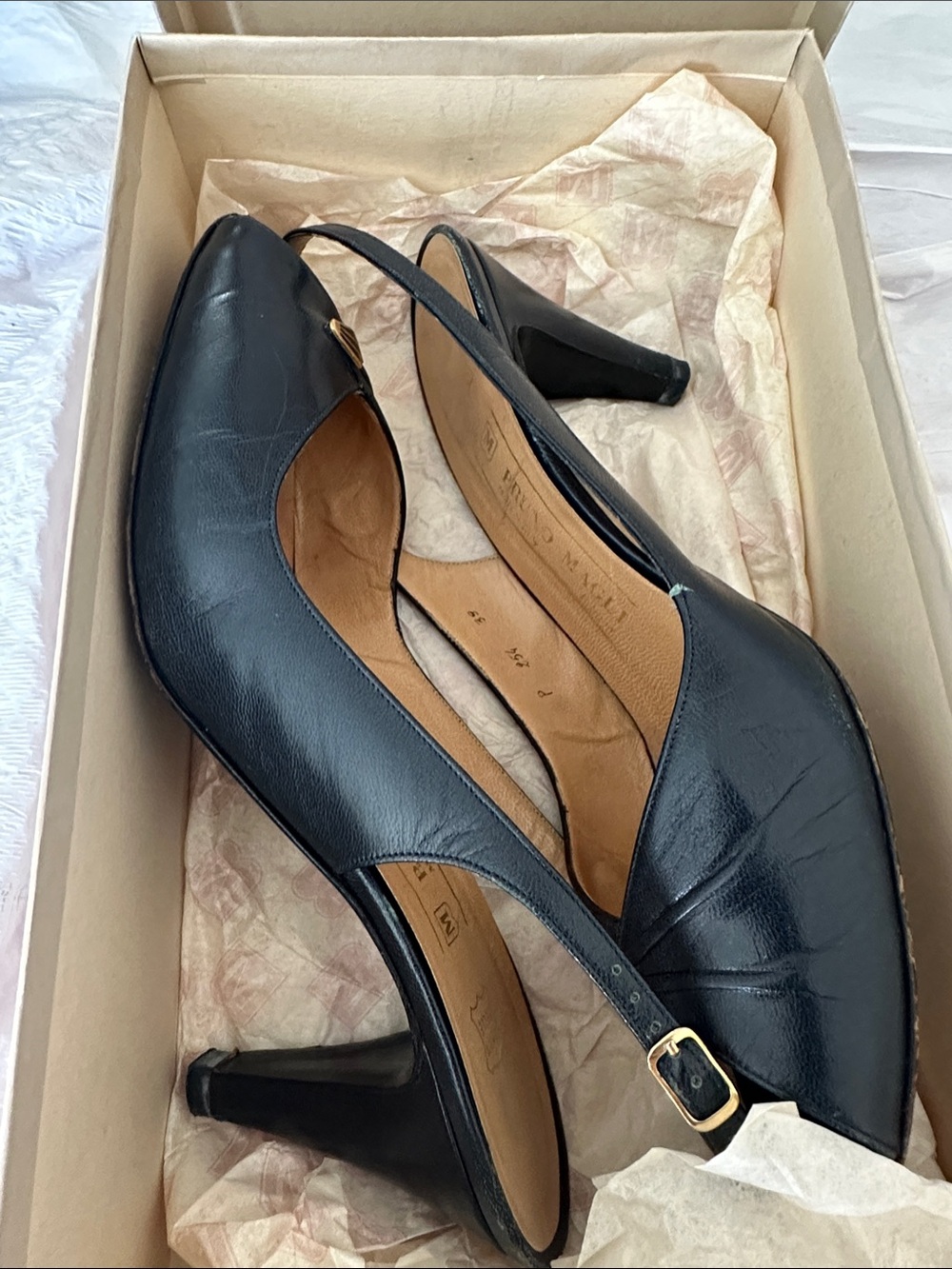 Vintage Navy Bruno Magli 9AA slingbacks
